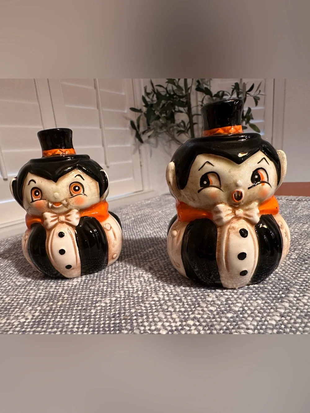 Design Johanna Parker Salt & Papper Shakers  Vampire Figurine Halloween
